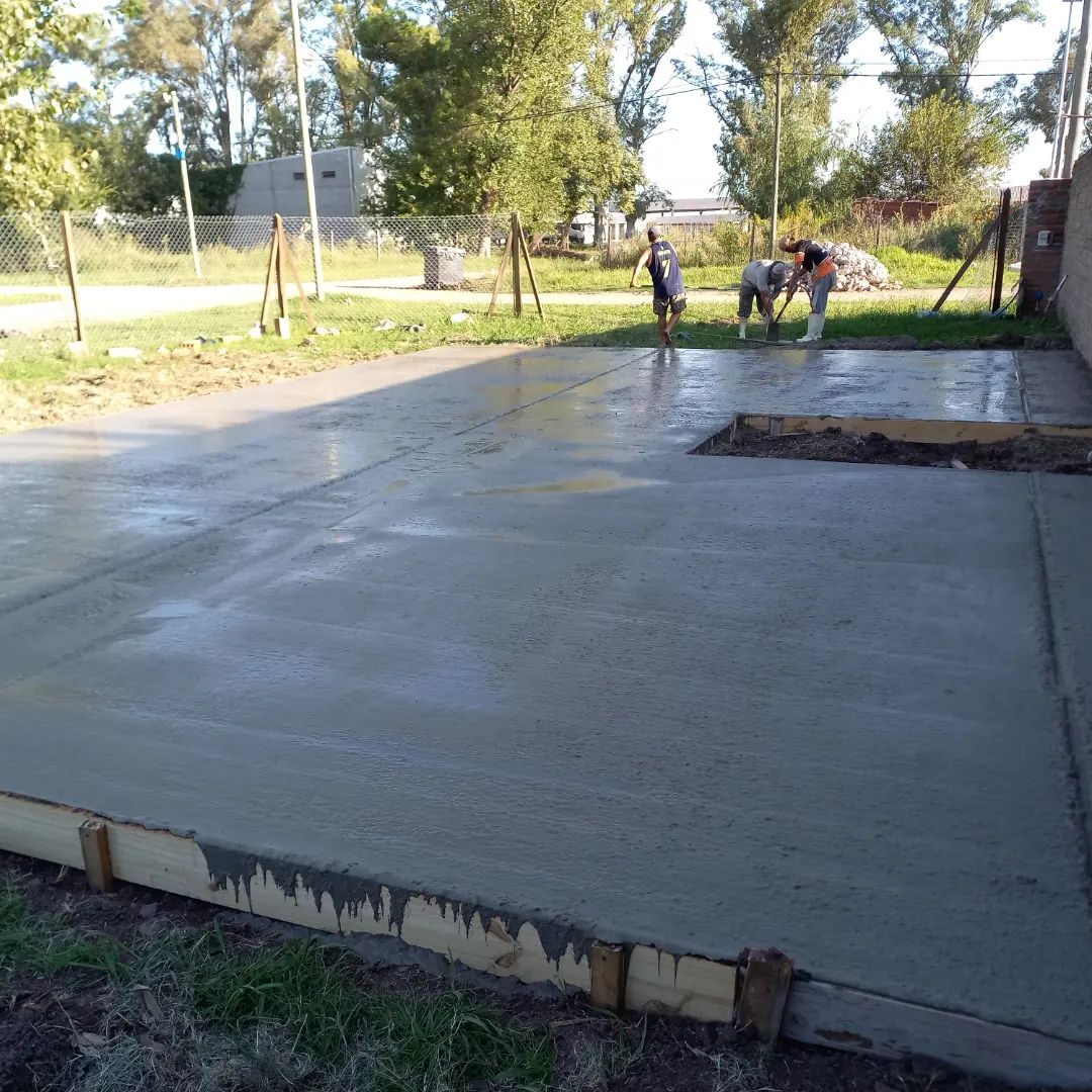 Obra de pabellón y piscina antes de terminar